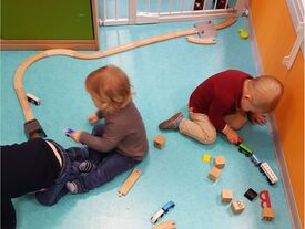 Jeu d'imagination et de construction Jeu d'imagination et de construction, avec des rails et des trains, on peut se fabriquer tout un monde d'histoires!