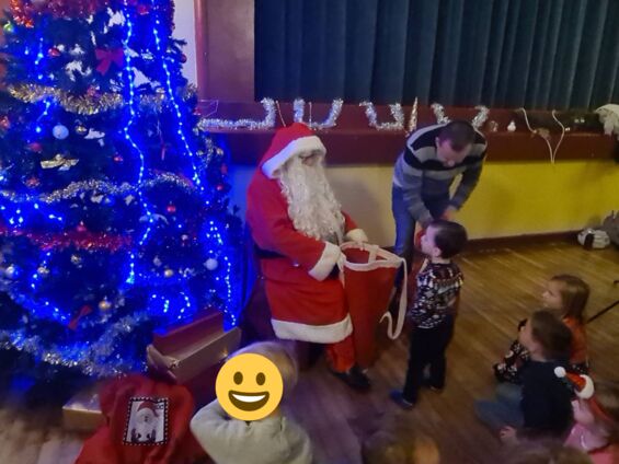 Distribution de cadeaux par le Père Noël