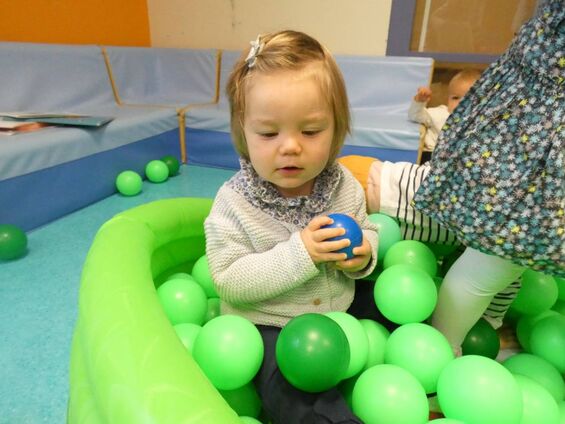 Les enfants jouent dans la piscine à balles.