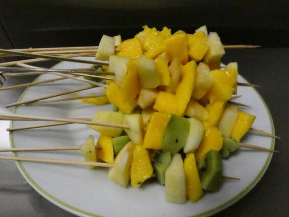 Préparation des brochettes de fruits