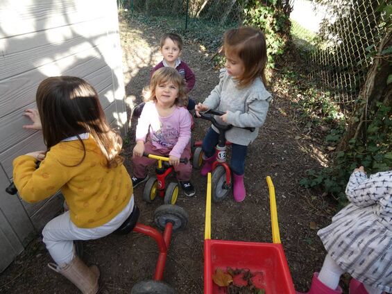 Activités dans le jardin lorsque le temps nous le permet. Activités dans le jardin lorsque le temps nous le permet.