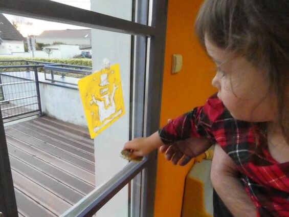 Activités de l'hiver: pochoirs sur vitres Activités de l'hiver: pochoirs sur vitres