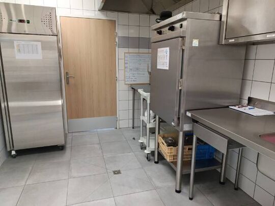 Espace de préparation et de remise en température des plats