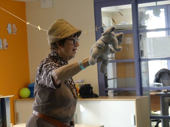 Spectacle de Marie-Christine "le savoir de Tortue". Marie-Christine anime l'éléphant en peluche.