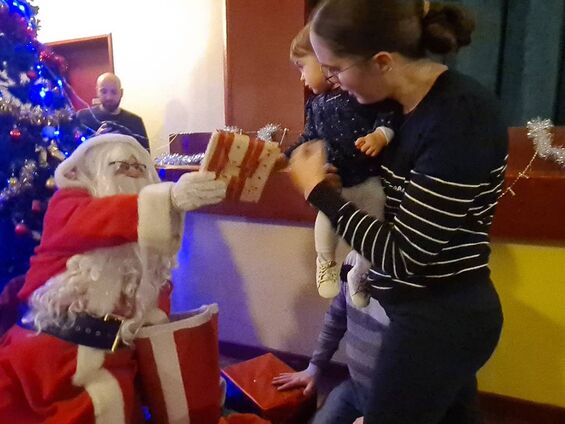 Distribution de cadeaux par le Père Noël