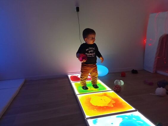 plaque lumineuse en salle snoezelen