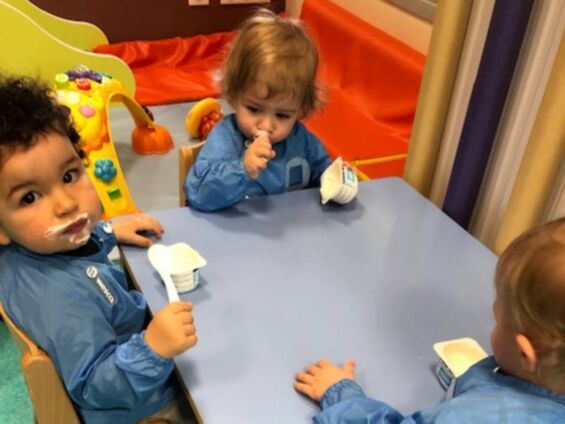 Repas tous ensemble à table.