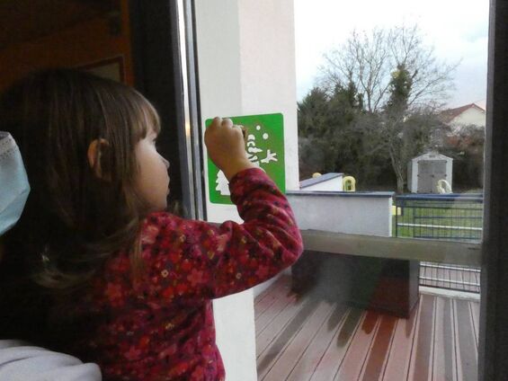 Activités de l'hiver: pochoirs sur vitres Activités de l'hiver: pochoirs sur vitres