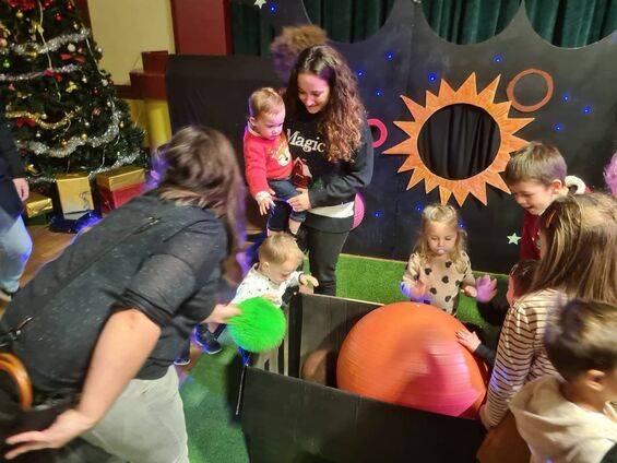 Les enfants peuvent toucher les balles