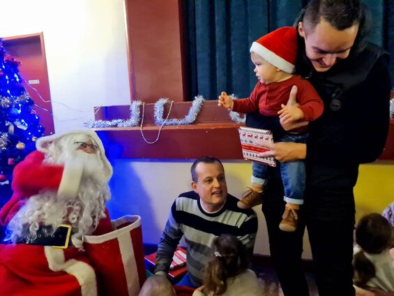Distribution de cadeaux par le Père Noël