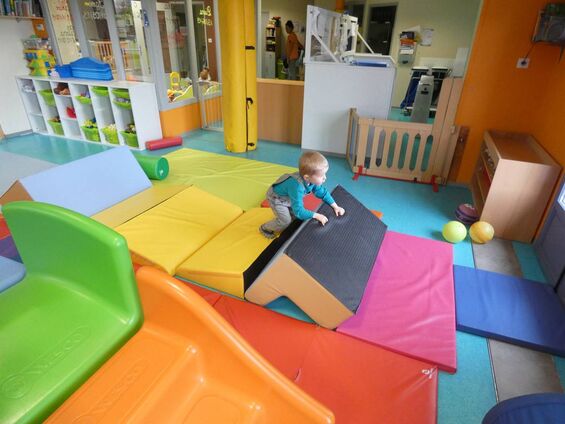 Activité du 11 mars 2020: un enfant s'essaye au parcours moteur.