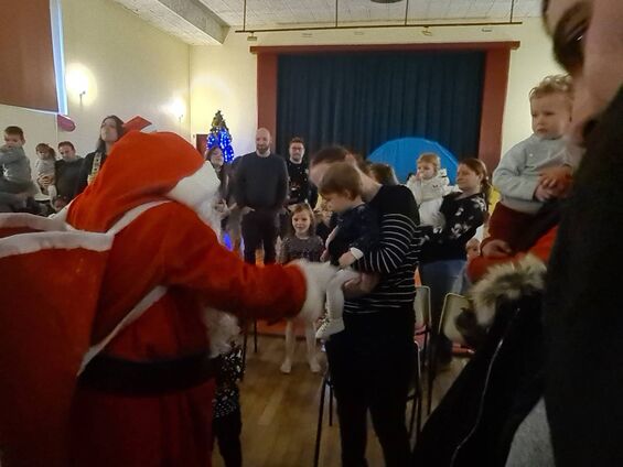 Distribution de cadeaux par le Père Noël