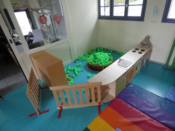 Activité du 11 mars 2020: Installation d'un coin balles pour les enfants.