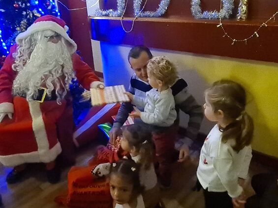 Distribution de cadeaux par le Père Noël