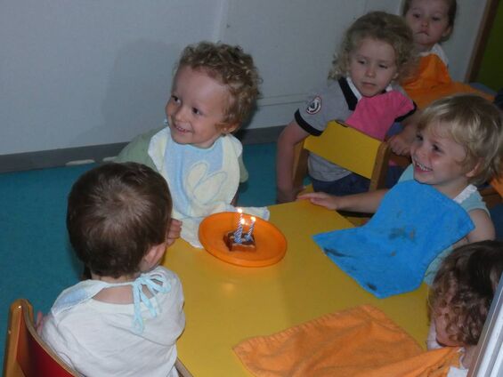 Goûter d'anniversaire à la crèche.