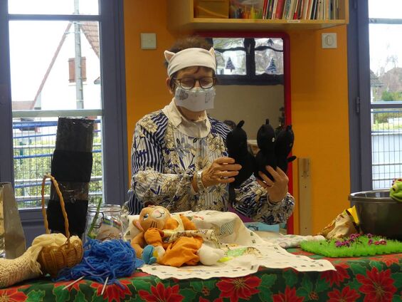 Spectacle "maman chat et ses 3 petits chats" Spectacle "maman chat et ses 3 petits chats"