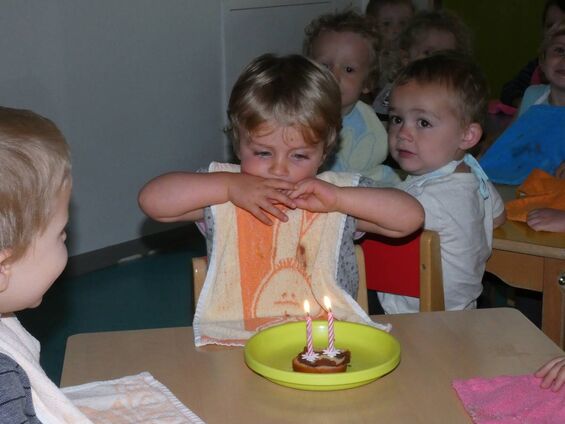 Goûter d'anniversaire à la crèche.