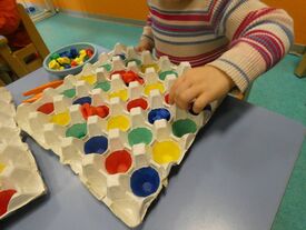 Jeu de couleurs Lorsque les enfants participent à des activités d'éveil, ils peuvent manipuler différentes textures, découvrir les couleurs, expérimenter, développer leur motricité fine ou globale...