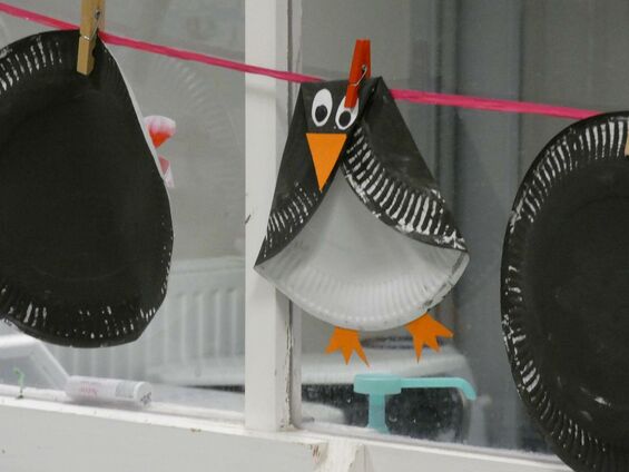 Activité peinture, réalisation de pingouins.