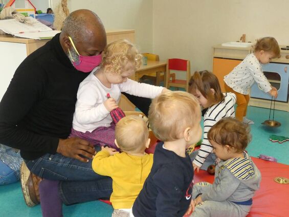 Atelier musique avec Christian. Atelier musique avec Christian.