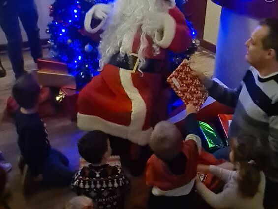 Distribution de cadeaux par le Père Noël