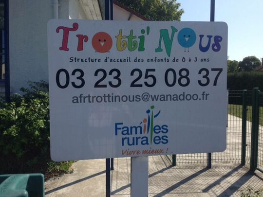 Pancarte extérieure de Trotti'Nous avec numéro de téléphone