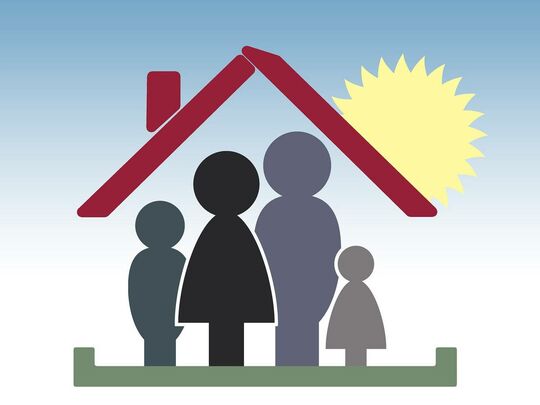 dessin d'une famille sous un toit de maison