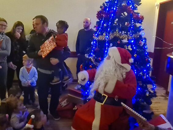 Distribution de cadeaux par le Père Noël