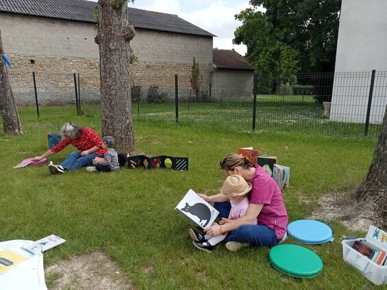 livres dans le jardin