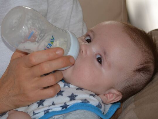 Enfant buvant son biberon. Enfant buvant son biberon.