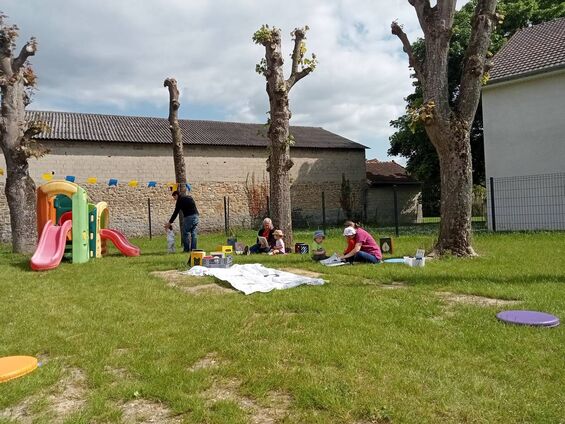 livres dans le jardin