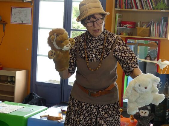 Spectacle de Marie-Christine "le savoir de Tortue". Marie-Christine anime les deux marionnettes en peluche: le lion et le lapin.