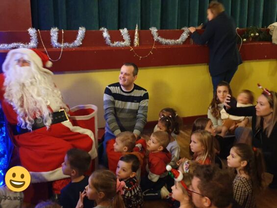 Distribution de cadeaux par le Père Noël