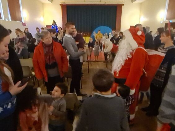 Distribution de cadeaux par le Père Noël