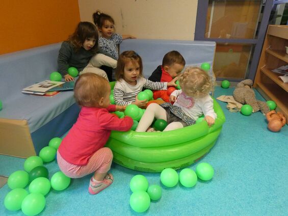 Les enfants jouent dans la piscine à balles.