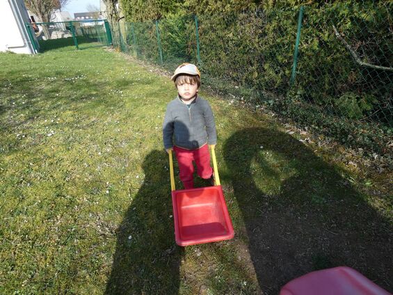 Activités dans le jardin lorsque le temps nous le permet.