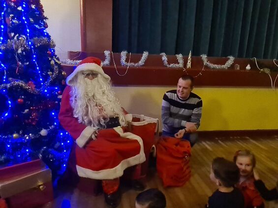 Distribution de cadeaux par le Père Noël