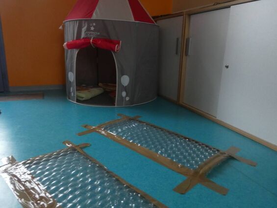 Activité du 11 mars 2020: Installation d'une tente pour se ressourcer ou lire et de zones texturées au sol à toucher avec les mains ou avec les pieds.