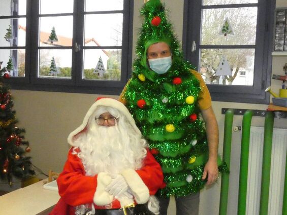 Photo avec le Père Noël et son sapin!