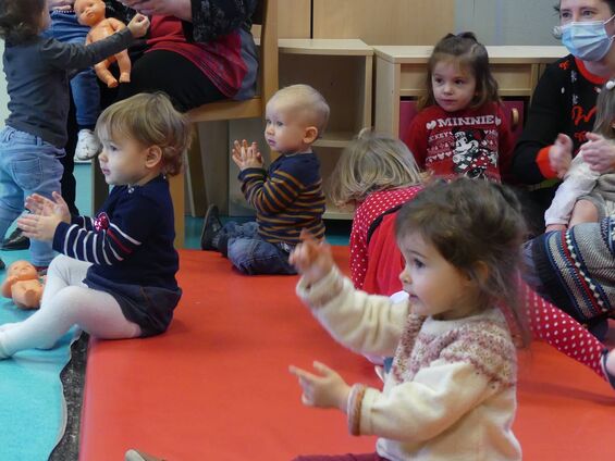 Spectacle "maman chat et ses 3 petits chats" Spectacle "maman chat et ses 3 petits chats"