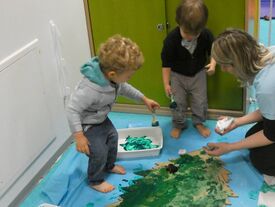 Atelier peinture avec les pieds A la crèche, on peut se permettre de peindre avec les pieds, des sensations inhabituelles et expérimentales pour des enfants toujours en soif de découvertes!