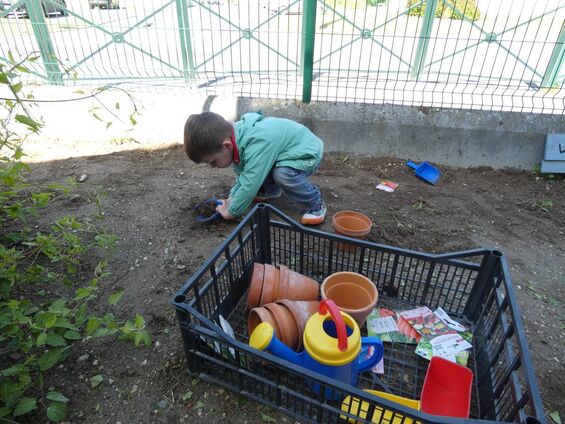 Repas tous ensemble à table. Activité jardin à Trotti'Nous
