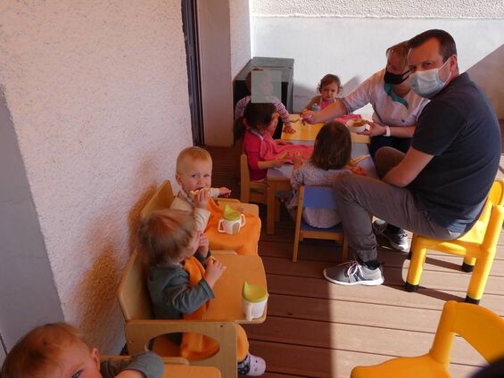 Goûter en terrasse. Goûter en terrasse.