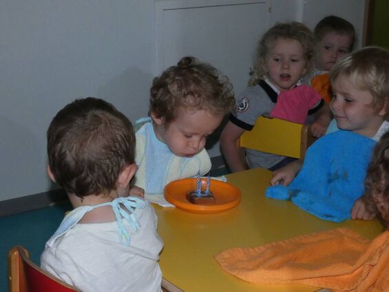 Goûter d'anniversaire à la crèche.