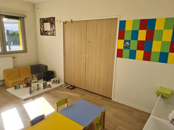 salle d'activité pour le POP ART et coin lecture livres POP UP
