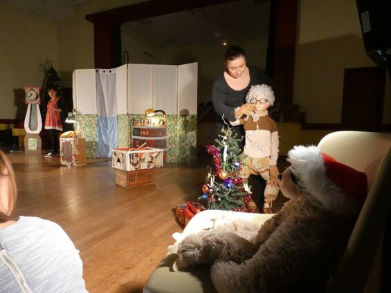 Spectacle "Mamie Frippe fête Noël" par la compagnie Zébuline