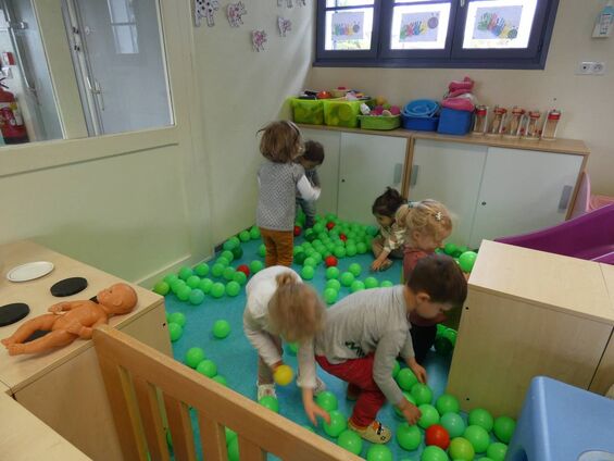 Motricité à la crèche. Motricité à la crèche.