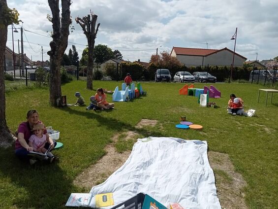 livres dans le jardin